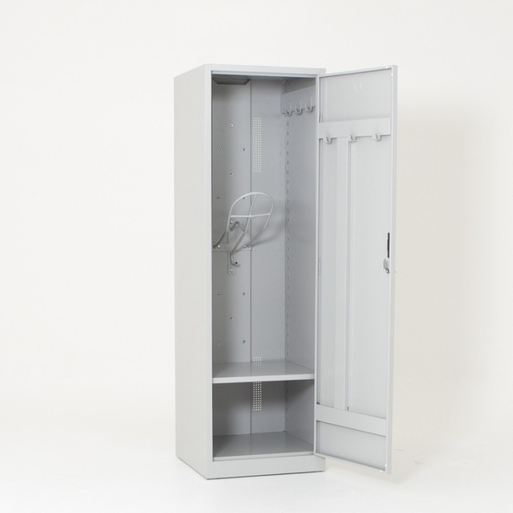 Vista de 3/4 do cacifo de equitação com a porta aberta