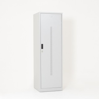 Vista de 3/4 do cacifo de equitação com a porta fechada