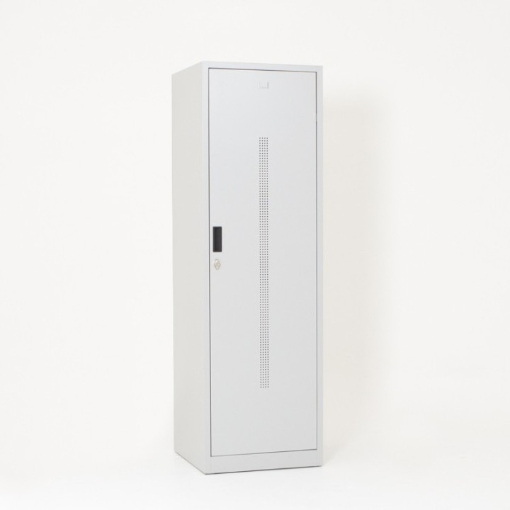 Vista de 3/4 do cacifo de equitação com a porta fechada