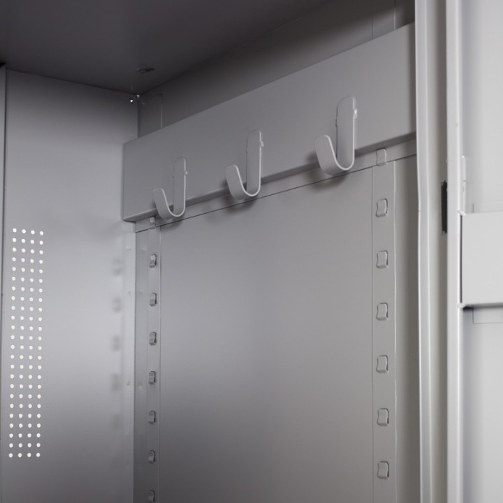 Zoom em vista de 3/4 nos ganchos do cacifo de equitação