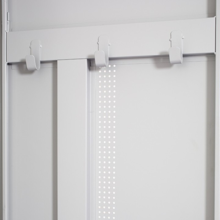 Zoom em vista frontal nos ganchos do cacifo de equitação