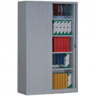 Vista de 3/4 do armário metálico com portas deslizantes  na cor cinza claro com uma porta aberta e arquivos dentro