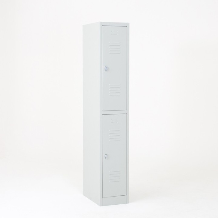 Visão de 3/4 do vestiário cacifos sobrepostos 2 portas cinza com as portas fechadas.