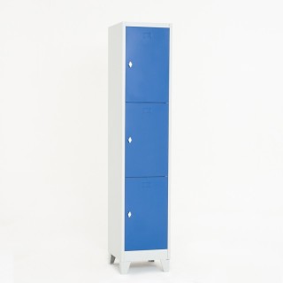 Visão de 3/4 do armário vestiário de aço 3 portas azul fechado com pés metálicos