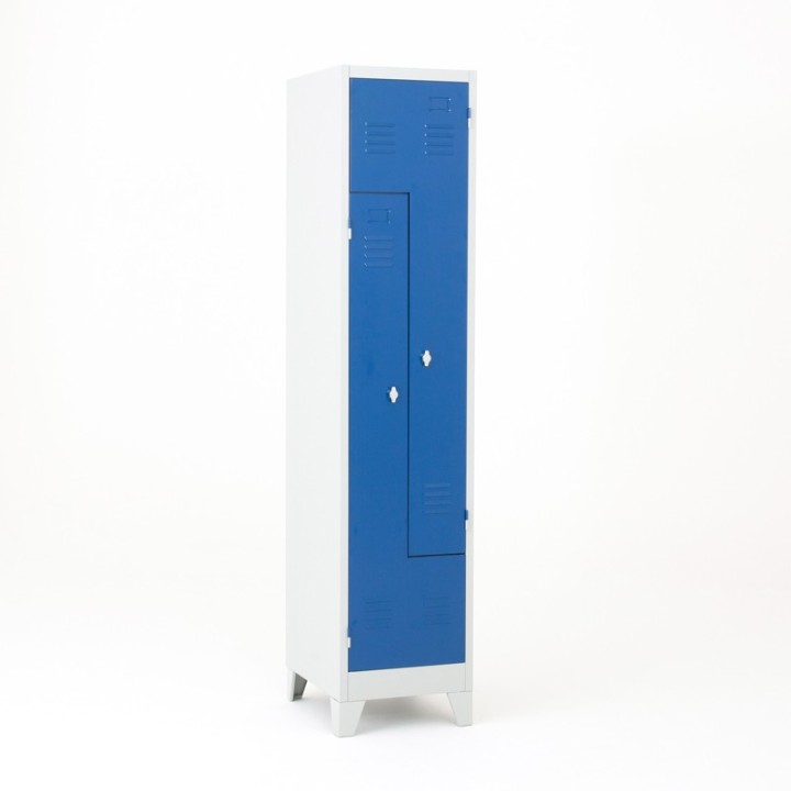 Visão de 3/4 do vestiário simples com 2 cacifos em L azul com pés metálicos