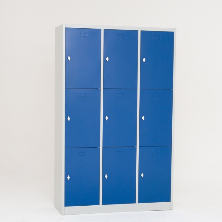 Visão de 3/4 do armário vestiário de aço 9 portas azul fechado