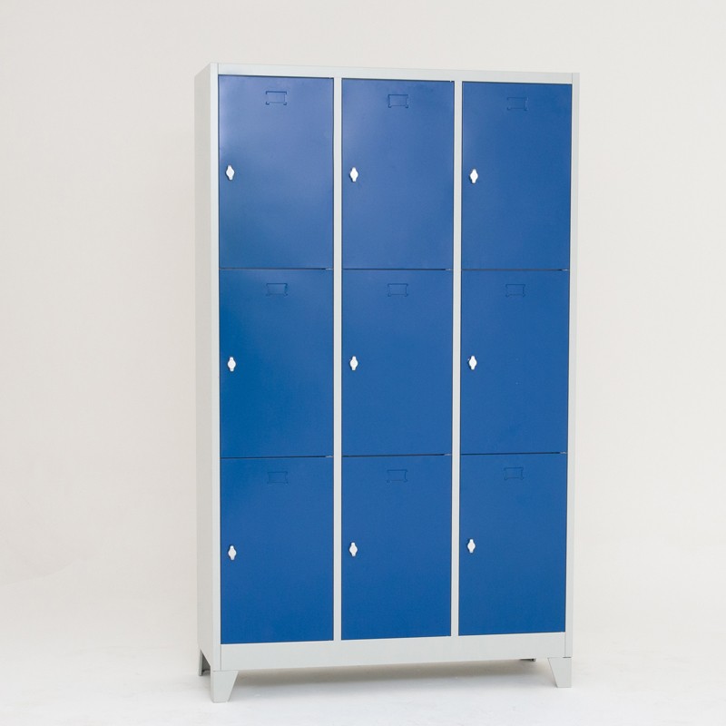 Visão de 3/4 do armário vestiário de aço 9 portas azul fechado com pés metálicos Visão de 3/4 do armário vestiário de aço 9 portas azul fechado com pés metálicos