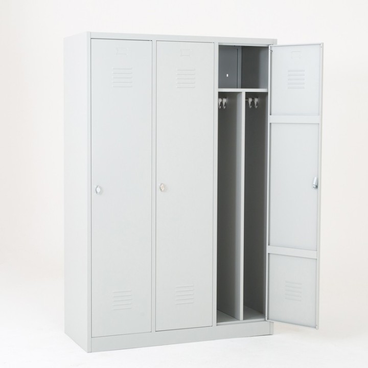 Cacifo metálico triplo com separação de roupa limpa/suja cinza com uma porta aberta