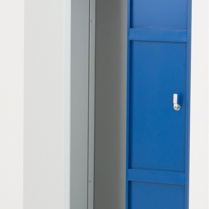 Cacifo metálico quadruplo azul com 1 porta aberta - Visão do interior