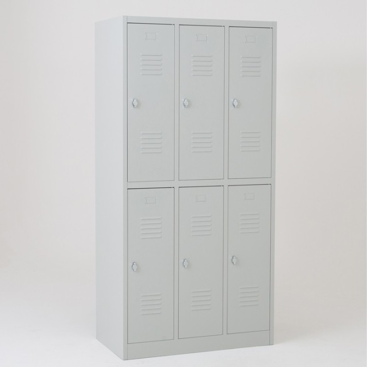 Visão de 3/4 do vestiário cacifos sobrepostos 6 portas cinza com portas fechadas.