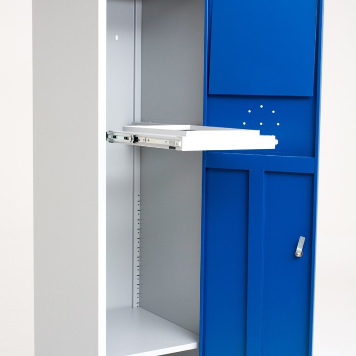 Zoom frontal nos ganchos para segurar um saco do armário coletor de roupa suja