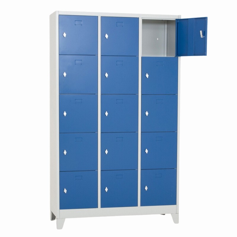 Visão de 3/4 do armário vestiário de aço 15 portas azul com uma porta aberta e pés metálicos Visão de 3/4 do armário vestiário de aço 15 portas azul com uma porta aberta e pés metálicos