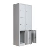 Visão de 3/4 do armário vestiário de aço 6 portas cinza com 2 portas abertas