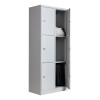 Visão de 3/4 do armário vestiário de aço 6 portas cinza com 3 portas abertas e objetos pessoais