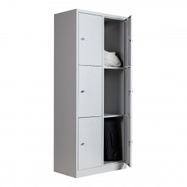 Visão de 3/4 do armário vestiário de aço 6 portas cinza com 3 portas abertas e objetos pessoais
