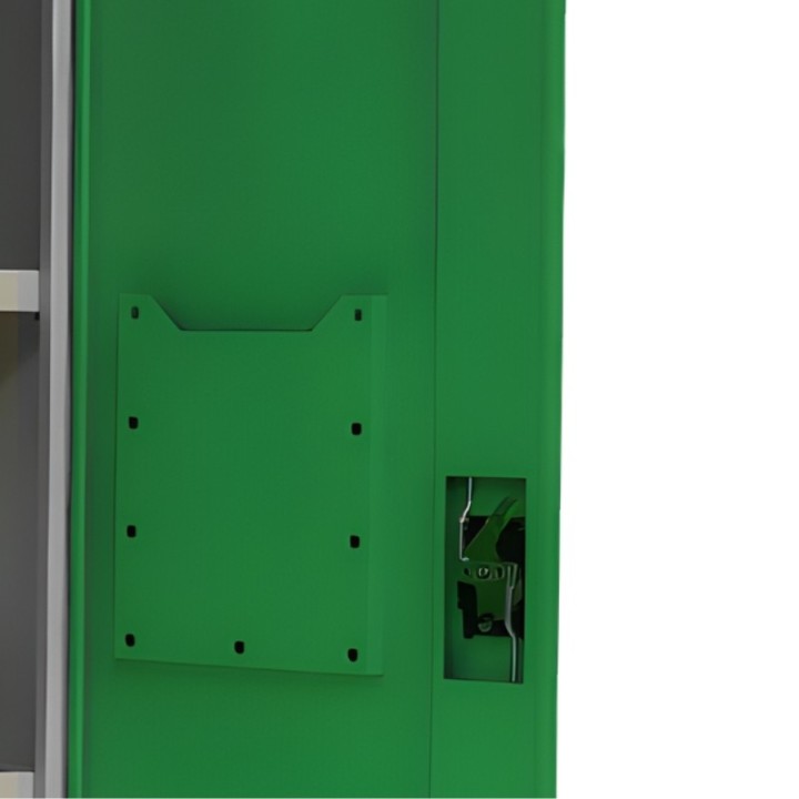 Primeiro plano frontal do puxador/fechadura com chave Armário fitossanitário