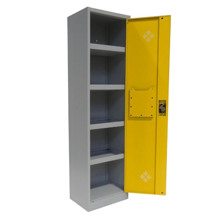 ¾ frontal esquerda, 1 porta batente direita aberta (~90°), interior com prateleiras